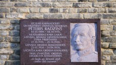 God! Fil! Pētera Radziņa piemiņas plātne atklāšana pie Rīgas pils mura